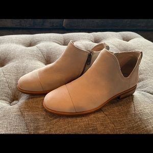 Timberland ankle boot. Taupe, leather. Size 7.